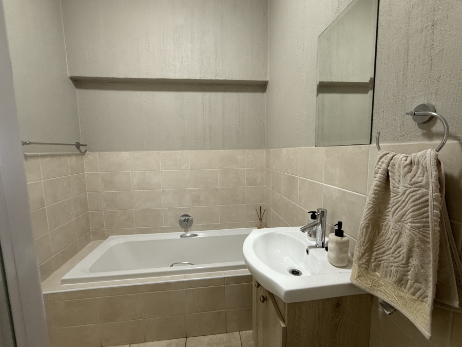 To Let 3 Bedroom Property for Rent in Barbeque Downs Gauteng