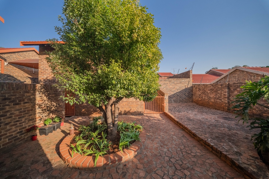 To Let 3 Bedroom Property for Rent in Garsfontein Gauteng