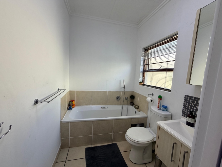 To Let 1 Bedroom Property for Rent in Lonehill Gauteng