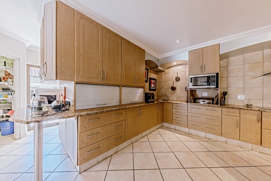 7 Bedroom Property for Sale in Featherbrooke Estate Gauteng