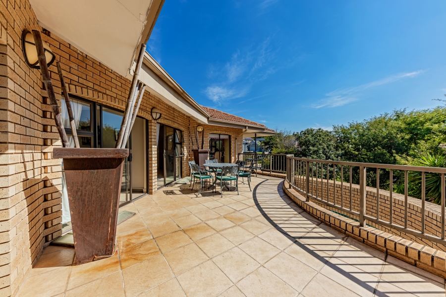 7 Bedroom Property for Sale in Featherbrooke Estate Gauteng