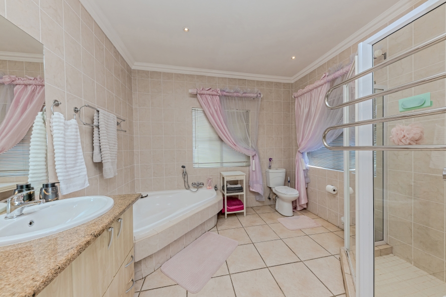 7 Bedroom Property for Sale in Featherbrooke Estate Gauteng