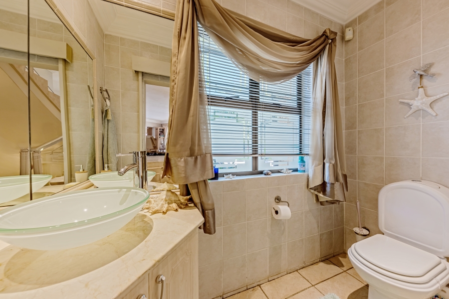 7 Bedroom Property for Sale in Featherbrooke Estate Gauteng