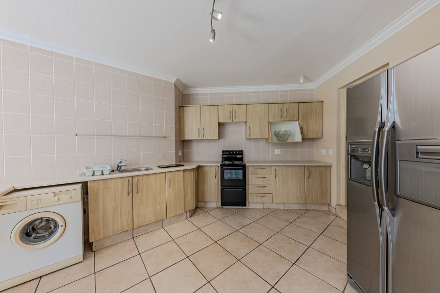 7 Bedroom Property for Sale in Featherbrooke Estate Gauteng