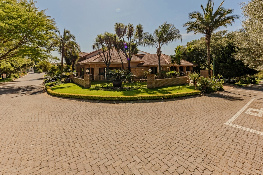 7 Bedroom Property for Sale in Featherbrooke Estate Gauteng