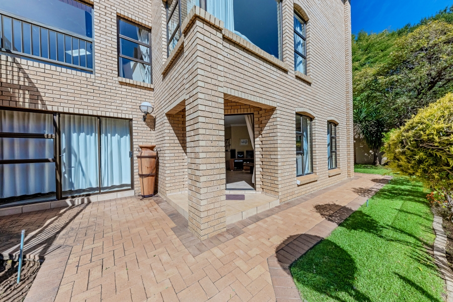 To Let 7 Bedroom Property for Rent in Featherbrooke Estate Gauteng