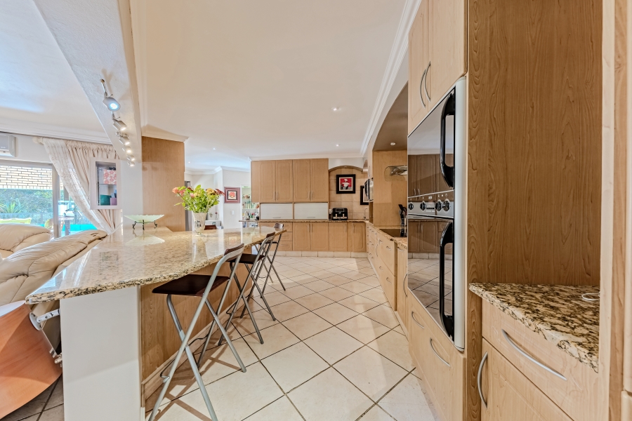 To Let 7 Bedroom Property for Rent in Featherbrooke Estate Gauteng