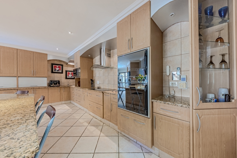 To Let 7 Bedroom Property for Rent in Featherbrooke Estate Gauteng