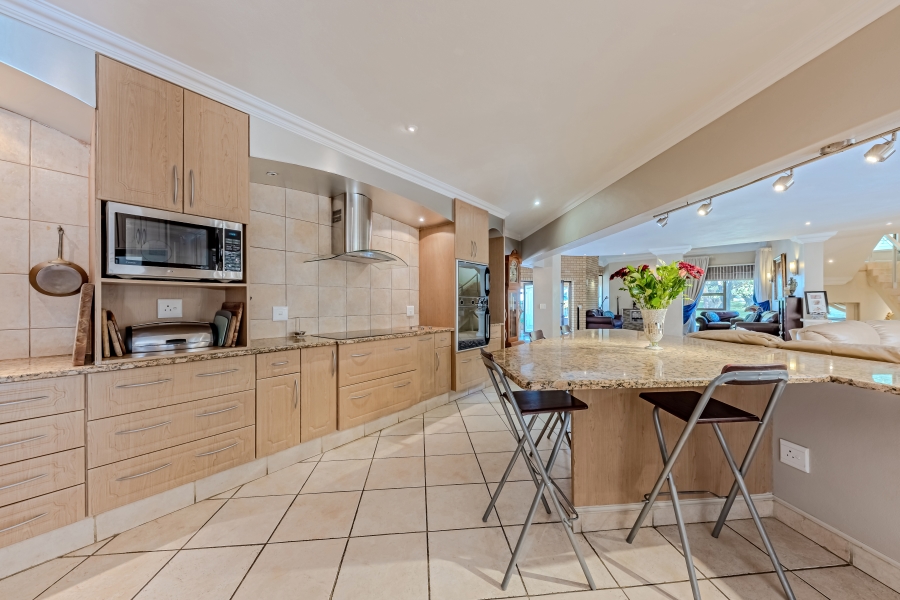 To Let 7 Bedroom Property for Rent in Featherbrooke Estate Gauteng