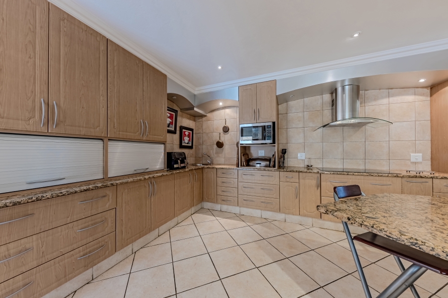 To Let 7 Bedroom Property for Rent in Featherbrooke Estate Gauteng