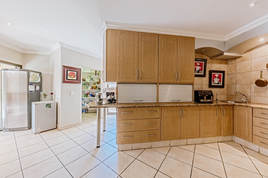 To Let 7 Bedroom Property for Rent in Featherbrooke Estate Gauteng