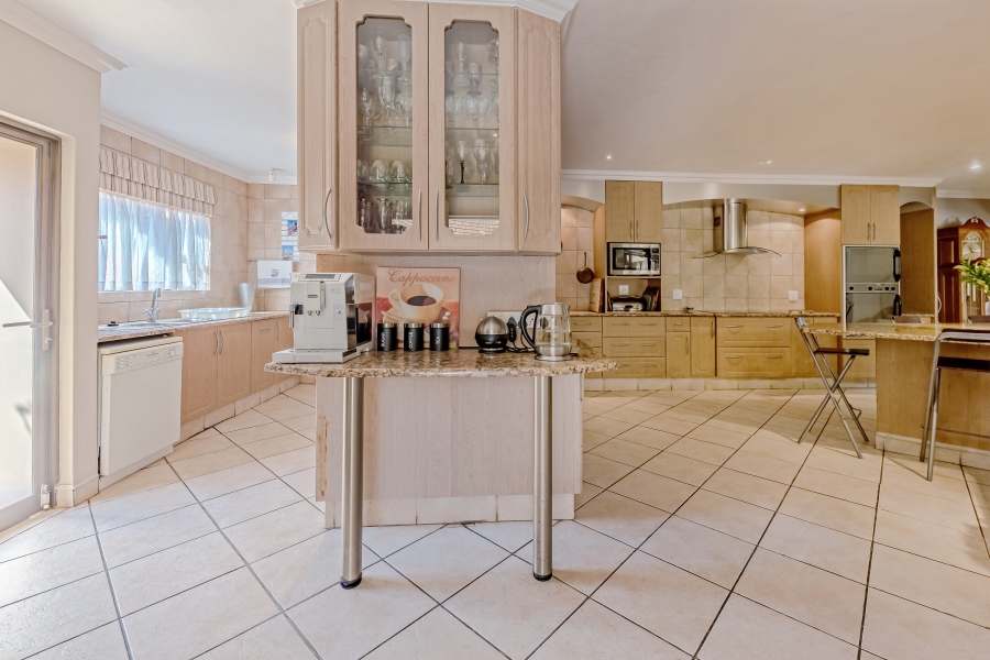 To Let 7 Bedroom Property for Rent in Featherbrooke Estate Gauteng