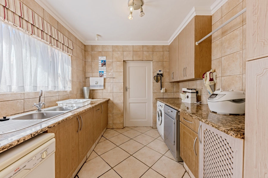 To Let 7 Bedroom Property for Rent in Featherbrooke Estate Gauteng