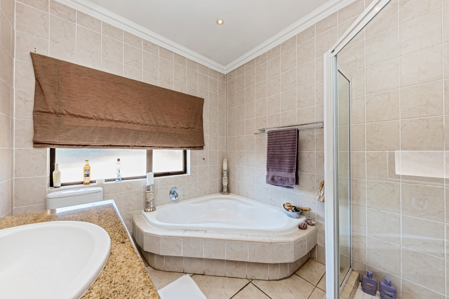 To Let 7 Bedroom Property for Rent in Featherbrooke Estate Gauteng