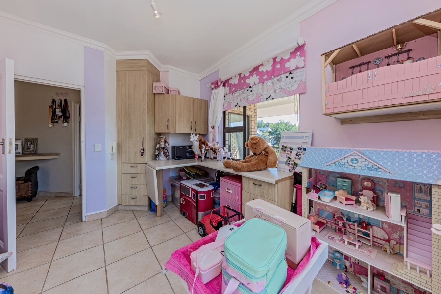 To Let 7 Bedroom Property for Rent in Featherbrooke Estate Gauteng