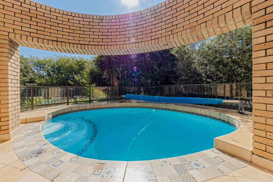 To Let 7 Bedroom Property for Rent in Featherbrooke Estate Gauteng