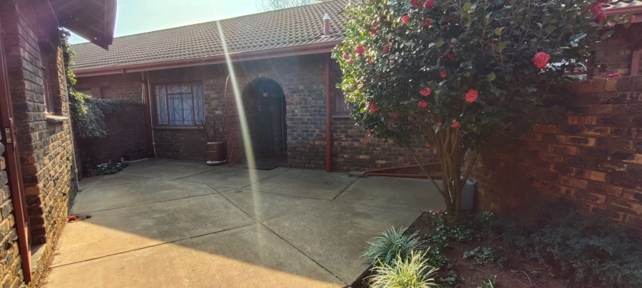 5 Bedroom Property for Sale in Carletonville Central Gauteng