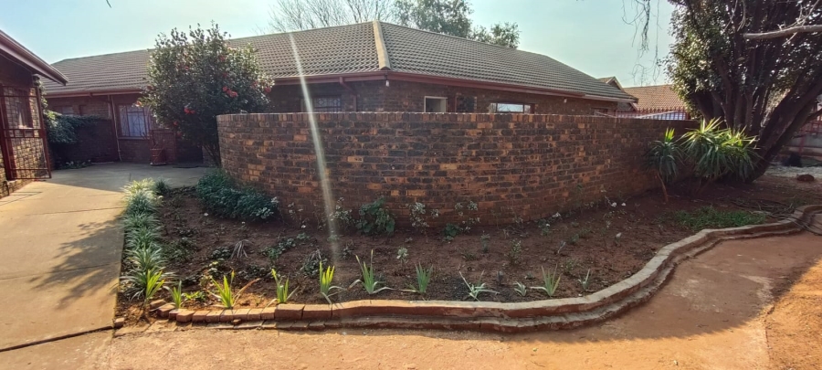 5 Bedroom Property for Sale in Carletonville Central Gauteng