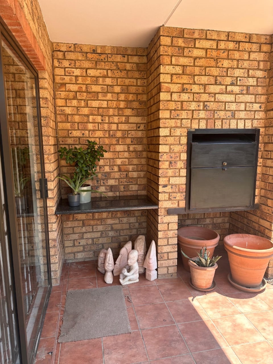2 Bedroom Property for Sale in Sonneveld Gauteng