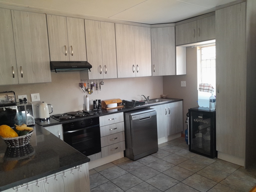 To Let 2 Bedroom Property for Rent in Brackendowns Gauteng