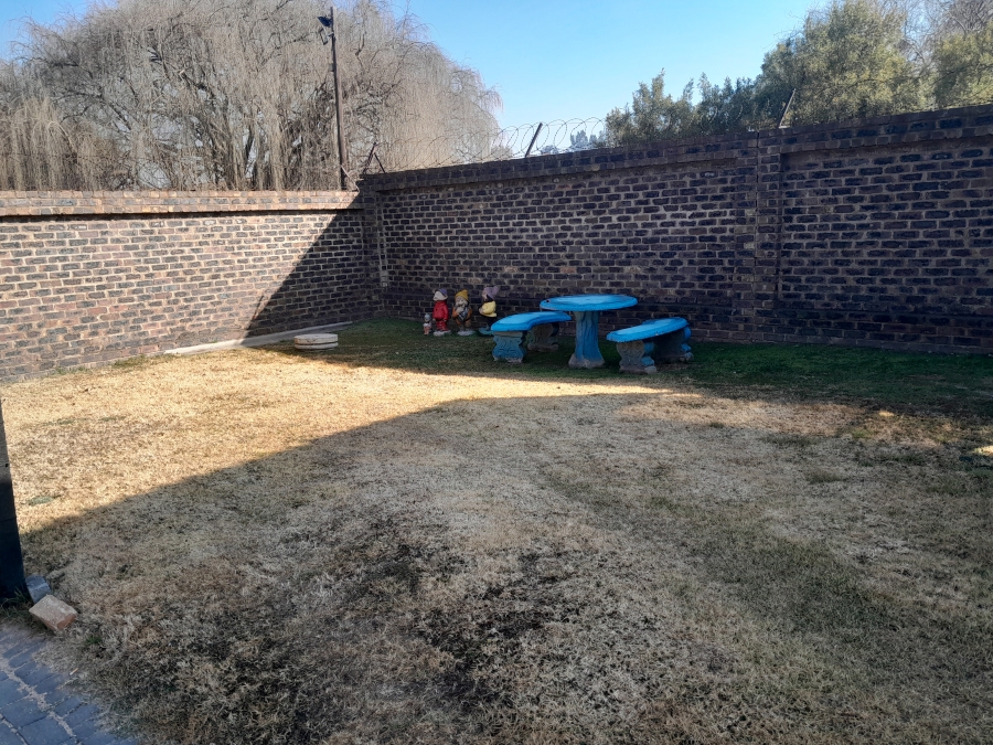 To Let 2 Bedroom Property for Rent in Brackendowns Gauteng