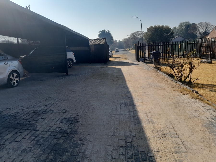 To Let 2 Bedroom Property for Rent in Brackendowns Gauteng