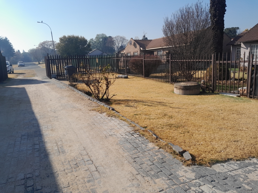 To Let 2 Bedroom Property for Rent in Brackendowns Gauteng
