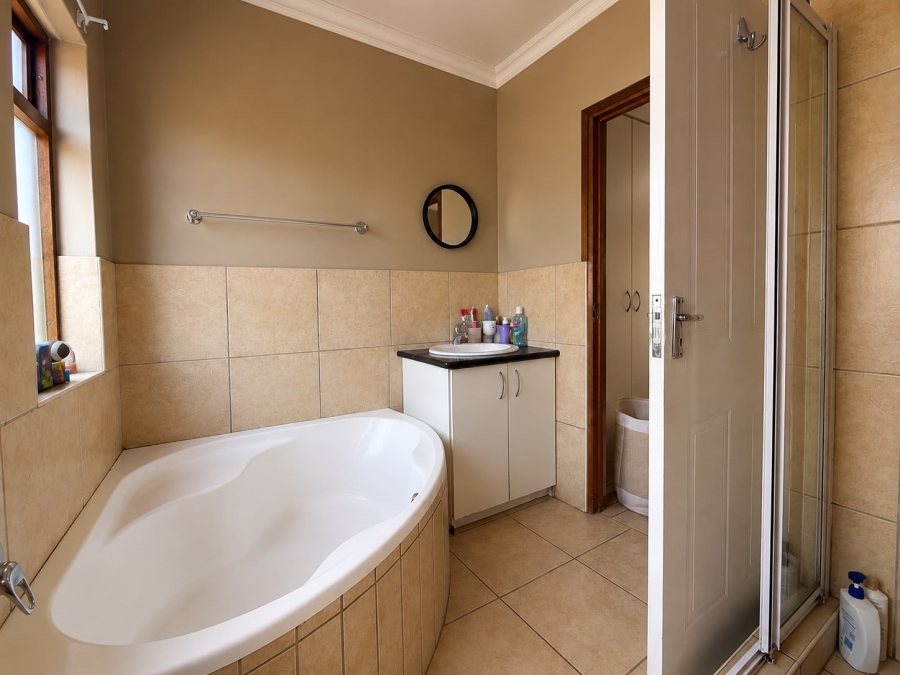 3 Bedroom Property for Sale in Monavoni Gauteng