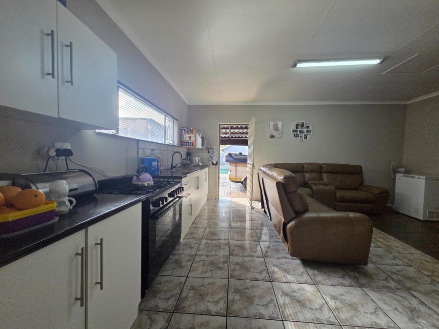 4 Bedroom Property for Sale in General Albertspark Gauteng