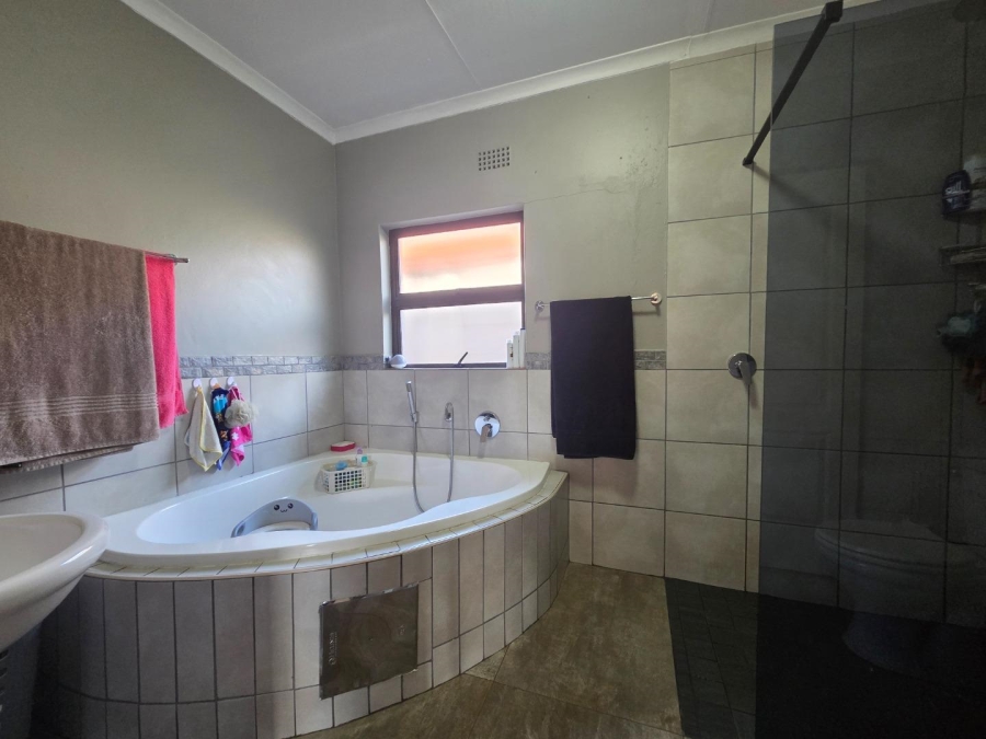 4 Bedroom Property for Sale in General Albertspark Gauteng