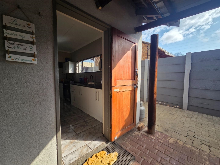 4 Bedroom Property for Sale in General Albertspark Gauteng