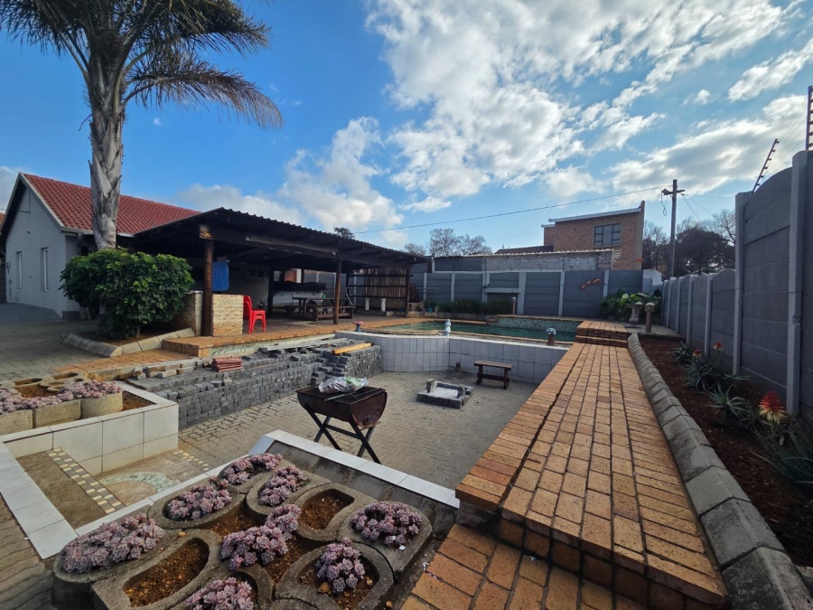 4 Bedroom Property for Sale in General Albertspark Gauteng