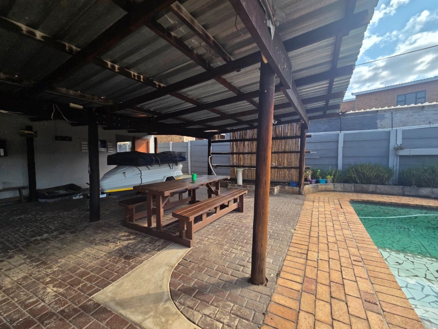 4 Bedroom Property for Sale in General Albertspark Gauteng