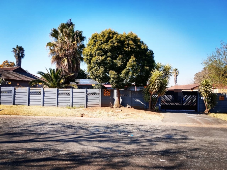 3 Bedroom Property for Sale in Brackendowns Gauteng