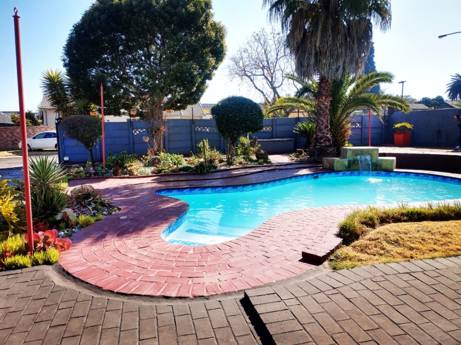 3 Bedroom Property for Sale in Brackendowns Gauteng