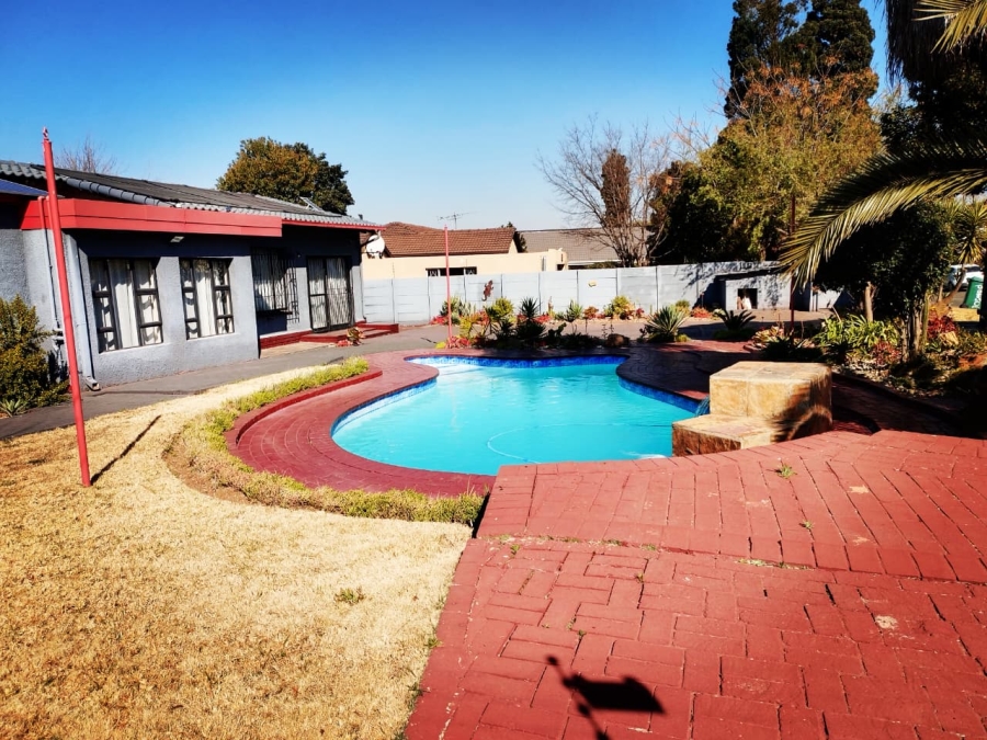 3 Bedroom Property for Sale in Brackendowns Gauteng