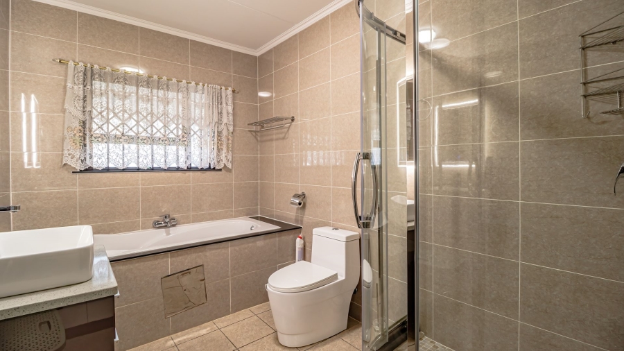 To Let 3 Bedroom Property for Rent in Broadacres Gauteng