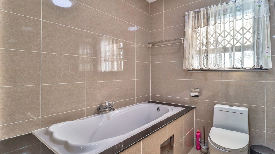 To Let 3 Bedroom Property for Rent in Broadacres Gauteng