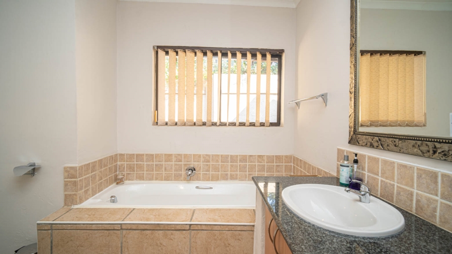 To Let 4 Bedroom Property for Rent in Fourways Gardens Gauteng