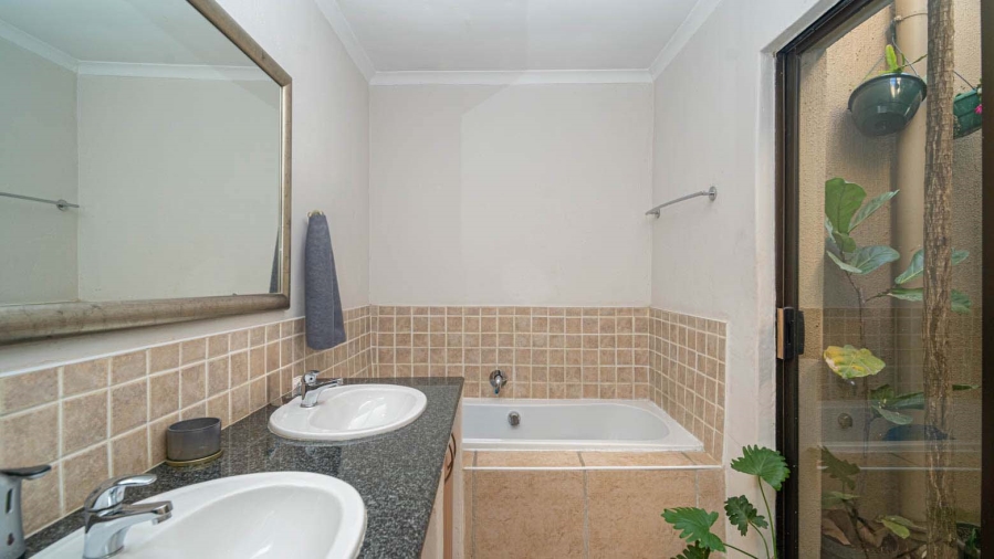 To Let 4 Bedroom Property for Rent in Fourways Gardens Gauteng