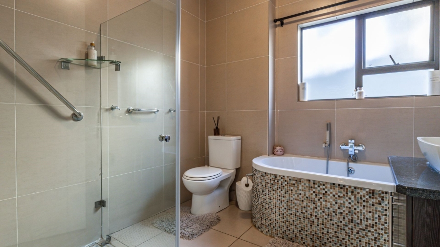 To Let 5 Bedroom Property for Rent in Silverwoods Country Estate Gauteng