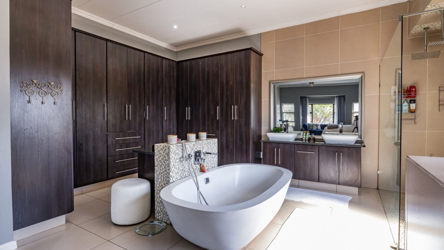 To Let 5 Bedroom Property for Rent in Silverwoods Country Estate Gauteng