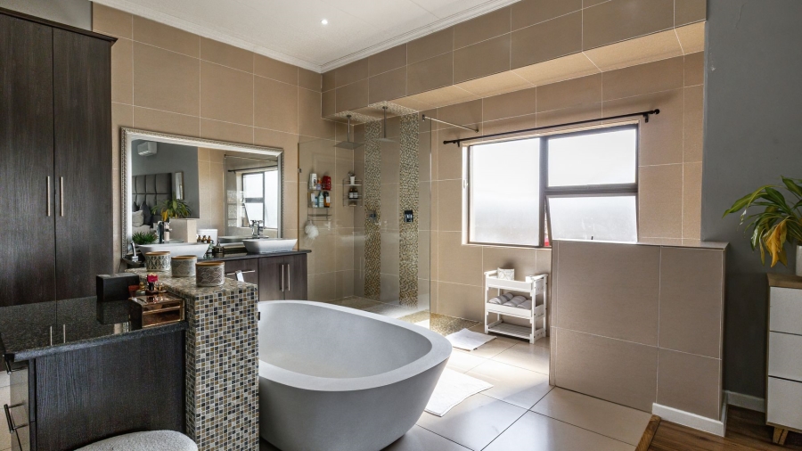 To Let 5 Bedroom Property for Rent in Silverwoods Country Estate Gauteng