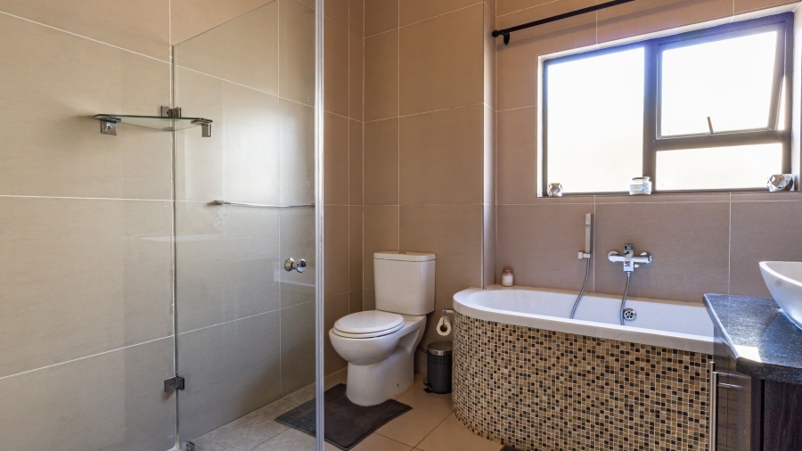To Let 5 Bedroom Property for Rent in Silverwoods Country Estate Gauteng