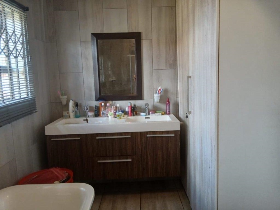 3 Bedroom Property for Sale in Mountain View Gauteng