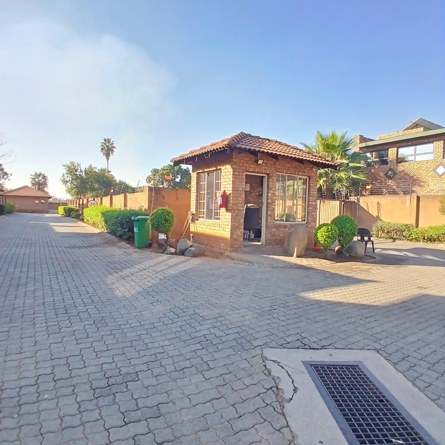 To Let 4 Bedroom Property for Rent in Theresa Park Gauteng