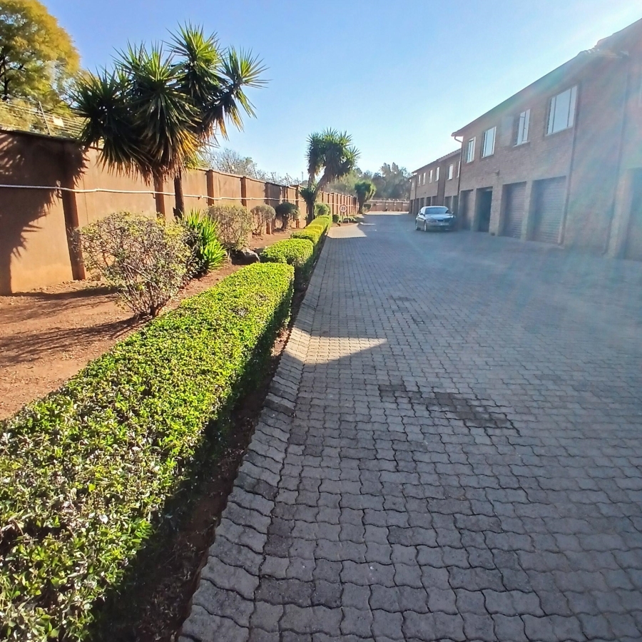 To Let 4 Bedroom Property for Rent in Theresa Park Gauteng