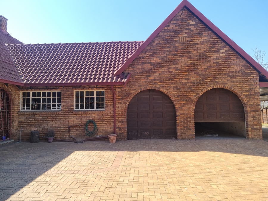 To Let 5 Bedroom Property for Rent in Lakefield Gauteng