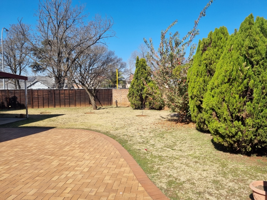 To Let 5 Bedroom Property for Rent in Lakefield Gauteng