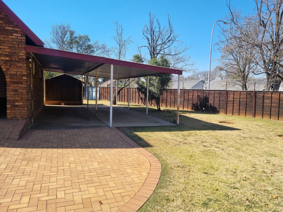 To Let 5 Bedroom Property for Rent in Lakefield Gauteng